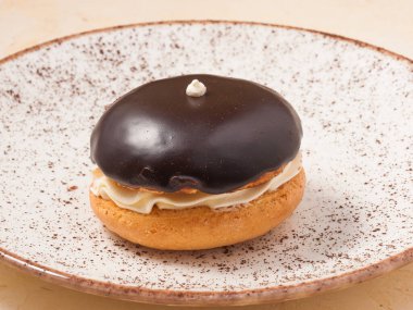 Lezzetli Fransız Boucher keki tabakta. Kapat.