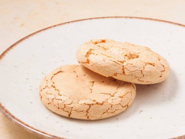 Hafif bir tabakta tatlı bademli pasta