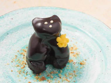 Tatlı porsiyonlu çikolatalı kek. Tabakta ayı.