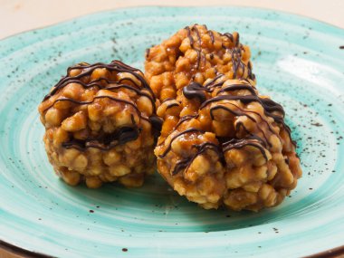 # Tatlı karınca pastası # # Çikolatayla kaplı mavi tabakta #