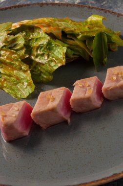 Soslu marullu lezzetli ton balığı. Dikey çerçeve