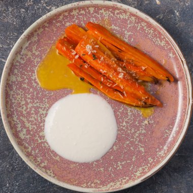 Mango soslu lezzetli fırında havuç. Üst görünüm