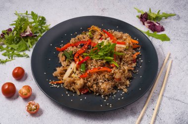 Siyah tabakta sebzeli lezzetli pilav. Asya mutfağı