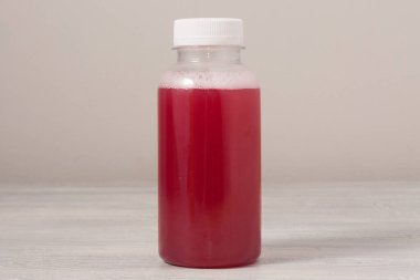 Plastik şişede lezzetli yaban mersini içeceği