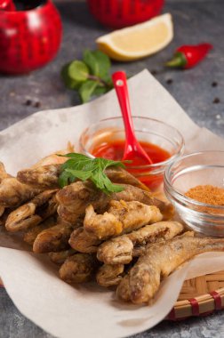 Çin mutfağı: Lezzetli kızarmış balık. Dikey çerçeve