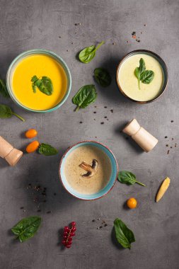 Üç lezzetli püre çorbası. Yukarıdan görünüşü
