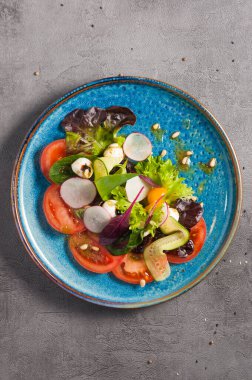 Gri arka planda lezzetli Caprese salatası. en üstteki görünüm