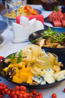 Restorandaki bir ziyafette lezzetli bir peynir tabağı.