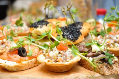 Açık büfedeki lezzetli balık ve et atıştırmalıkları: Yakın çekim