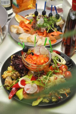 Lokantadaki bir ziyafette lezzetli atıştırmalıklar. Dikey çerçeve