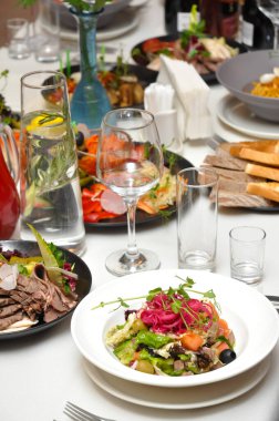 Restorandaki mobilyalar: salatalar, atıştırmalıklar ve içecekler