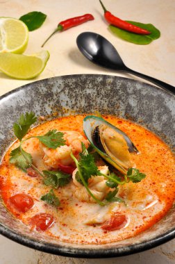 Deniz mahsullü lezzetli Tom Yam çorbası. Kapat.
