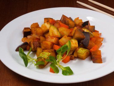 Beyaz tabakta lezzetli sebze sotesi. Asya mutfağı