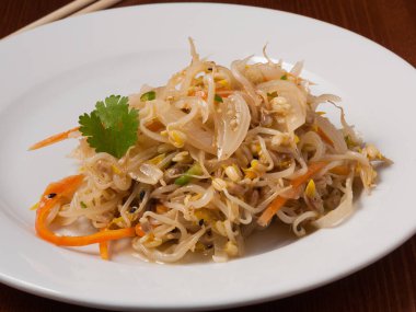 Beyaz bir tabakta Kore 'de mung lahanası