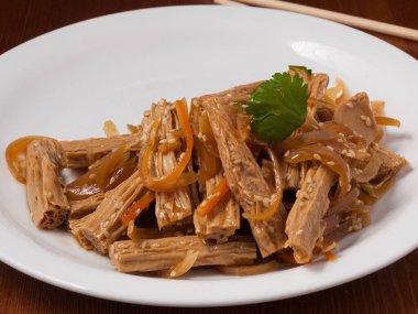 Beyaz tabakta lezzetli Kore kuşkonmazı.