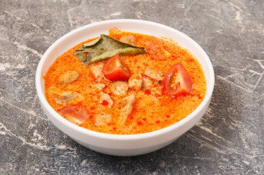 Lezzetli Asyalı Tom Yam çorbası ve tavuk