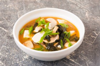 Beyaz kasede lezzetli miso çorbası. Asya mutfağı