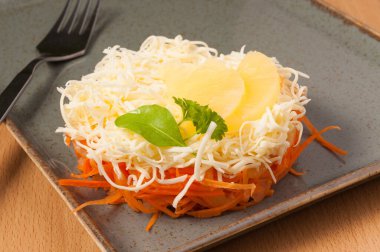 Havuçlu ve peynirli lezzetli vejetaryen salatası. Kapat.