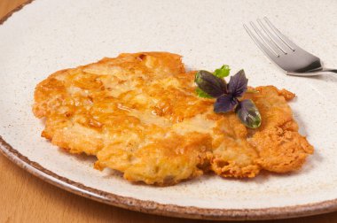 Peynir hamurunda pişirilmiş lezzetli domuz pirzolası. Kapat.