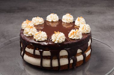 Krem şantili lezzetli çikolatalı pasta.