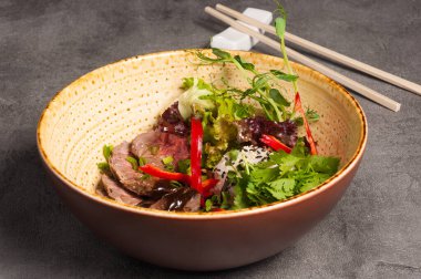 Tatlı ve ekşi soslu Asya bifteği ve sebze.