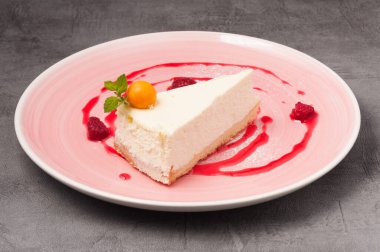 Nefis ve ahududu ile süslenmiş tatlı cheesecake.