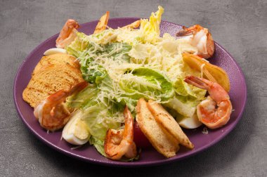 Karidesli Sezar salatası. Klasik deniz ürünleri salatası.