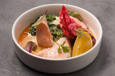 Az pişmiş, ıspanaklı ve teriyaki soslu somon balığı.