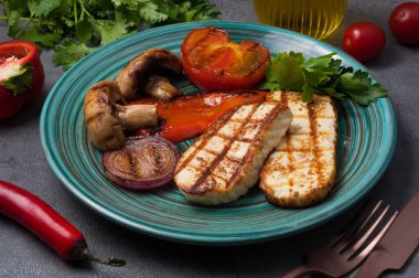 Et ve balık yemekleri için meze olarak lezzetli ızgara sebze ve peynir.