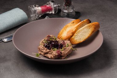 Lezzetli ciğer ezmesi, kiraz ve çıtır ekmek.