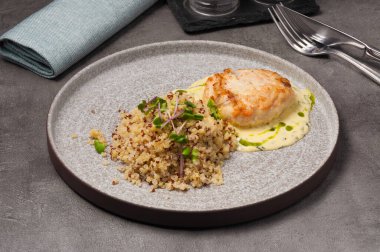 Lezzetli balık pirzolası, levrek ve kinoalı somon balığı ve Bernese soslu.