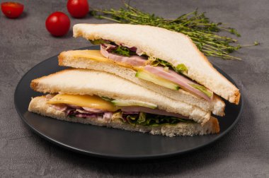 Jambonlu ve sebzeli sandviç. Lezzetli sağlıklı kahvaltı.