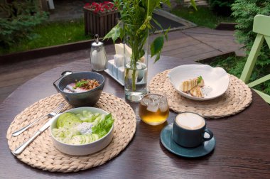 Lokantada iki kişilik lezzetli bir kahvaltı.