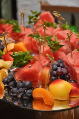 yemek servisi meyveleri: karpuz, şeftali ve üzümler yakın plan