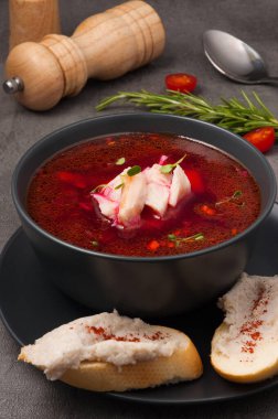 Ekmek ve pastırmalı tavuk çorbası. Geleneksel Rus ve Ukrayna mutfağı