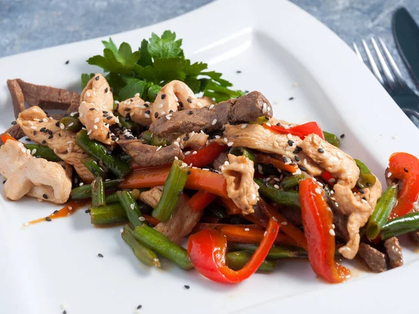 Leckere Asiatische Scharfe Teriyaki Gericht Mit Rindfleisch Chicken Pepper Bohnen — Stockfoto
