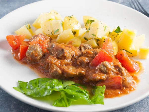 Tranches Agneau Savoureuses Avec Pommes Terre Sauce Sur Une Assiette — Photo