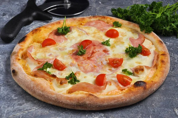 Smaczna Pizza Jajecznicą Szynką Pomidorami Wiśniowymi Warzywami — Zdjęcie stockowe