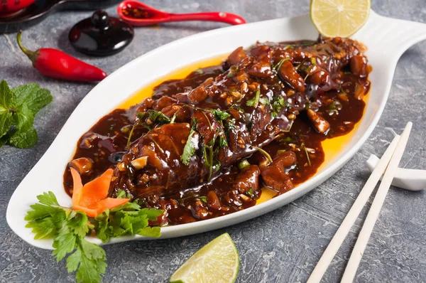 Soya soslu sazan balığı, kahverengi soslu sazan balığı.