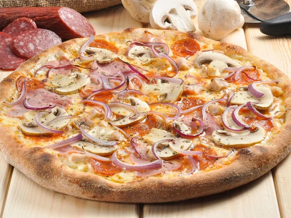 Sabrosa Pizza Con Pollo Champiñones Jamón Salami Una Mesa Madera — Foto de Stock