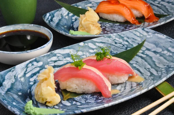 Sushi Saboroso Com Atum Restaurante Perto — Fotografia de Stock