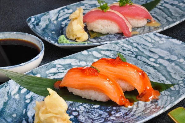 Sushi Saboroso Com Salmão Restaurante Perto — Fotografia de Stock
