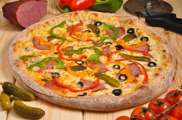 Smaczna Pizza Wędzonym Mięsem Papryką Ogórkami Serem Mozzarella — Zdjęcie stockowe