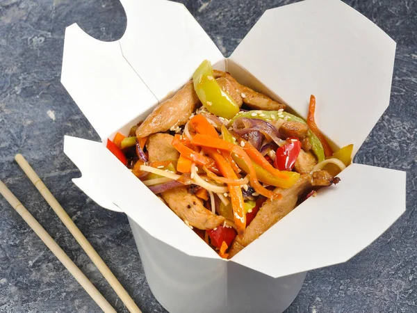 Leckere Wok Nudeln Mit Huhn Und Gemüse Einer Schachtel Auf — Stockfoto