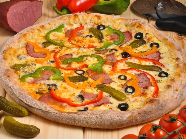 Smaczna Pizza Wędzonym Mięsem Papryką Ogórkami Serem Mozzarella — Zdjęcie stockowe