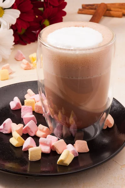 Smakelijke Cacao Een Glazen Glas Met Gekleurde Marshmallow — Stockfoto