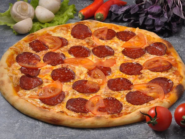 Sabrosa Pizza Pepperoni Sobre Fondo Gris Decorado Con Verduras Setas —  Fotos de Stock