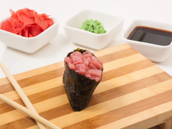 Gunkan Saboroso Com Atum Uma Tábua Madeira Cozinha Japonesa — Fotografia de Stock