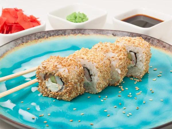 Saboroso Sushi Rolar Califórnia Sementes Sésamo Uma Tábua Madeira — Fotografia de Stock