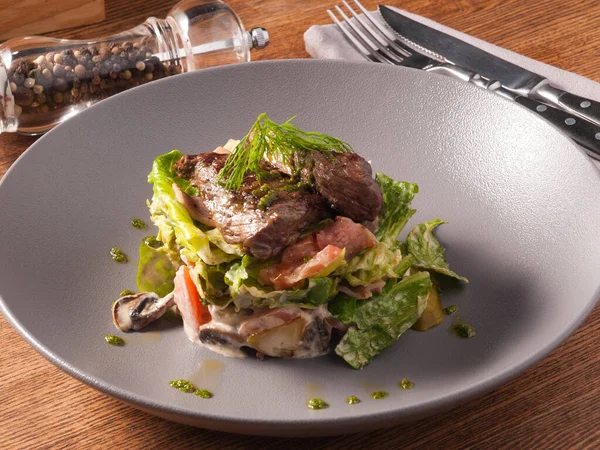 Savoureuse Salade Chaude Avec Veau Légumes Champignons Dans Restaurant — Photo